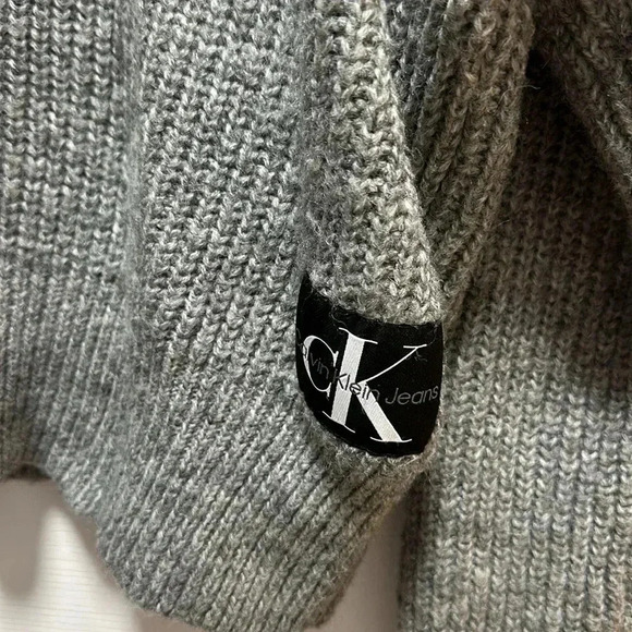 NWOT CALVIN KLEIN JEANS SLIGHTLY CROPPED GRAY CREWNECK PULLOVER SWEATER - Picture 2 of 5